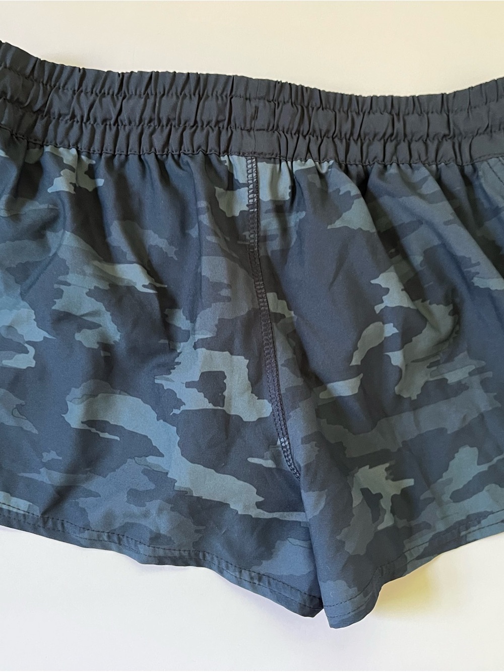 NWT Vuori Camouflage Clementine Running Shorts Size S - Picture 2 of 6